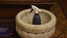 V krnovském kostele sv. Martina je v kropenkách místo svěcené vody dezinfekce rukou.