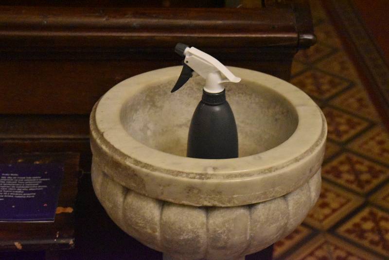 V krnovském kostele sv. Martina je v kropenkách místo svěcené vody dezinfekce rukou.