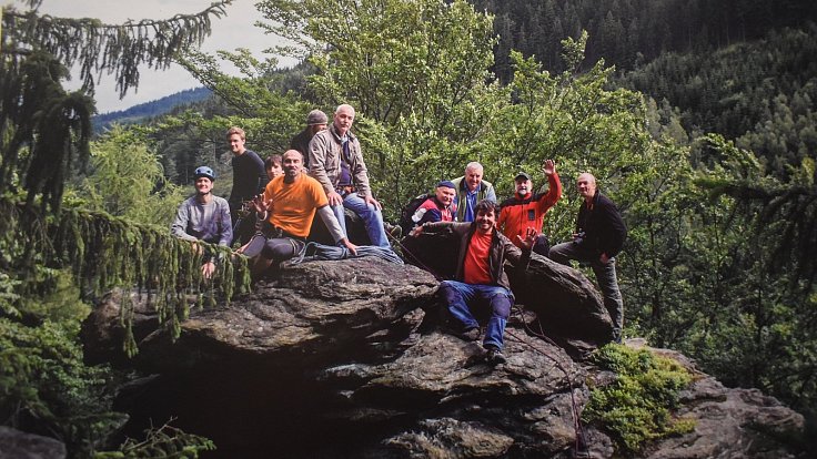 Horolezecký oddíl ve Vrbně pod Pradědem byl založen před padesáti lety a funguje dodnes. Horolezci - veteráni - vzpomínají ve středisku Střecha. Leden 2024