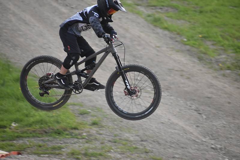 Bikepark Kopřivná v Jeseníkách pojal zahájení sezony jako zábavnou show pro celou rodinu.