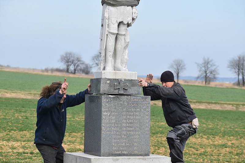 V Hlince před mnoha lety vandal změnil památník padlým  na Bezhlavého rytíře. V restaurátorské dílně rytířovi vrátí tvář, aby se zase stal důstojnou pietou.