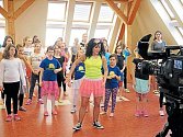 Základní škola ve Městě Albrechticích se změnila ve televizní a taneční studio. Žáci se už nemohou dočkat, až bude Česká televize v březnu vysílat taneční pořad Rytmix.