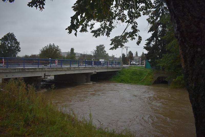 Rozvodněná řeka Opavice zaplavila silnici a odřízla Linhartovy od Města Albrechtic.