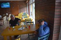 Restaurace Třináctka v neděli obsloužila poslední hosty, dotočila pivo, a v pondělí 12. října 2020 zavřela. Zkrácení otvírací doby pro ekonomiku vesnické restaurace představuje stejně vážný  problém, jako nařízení úplného uzavření.