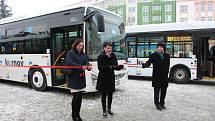 Elektrobus a dva další nízkopodlažní autobusy slavnostně předali ve středu 18. ledna představitelům vedení města zástupci společnosti Arriva Morava, která MHD v Krnově provozuje.