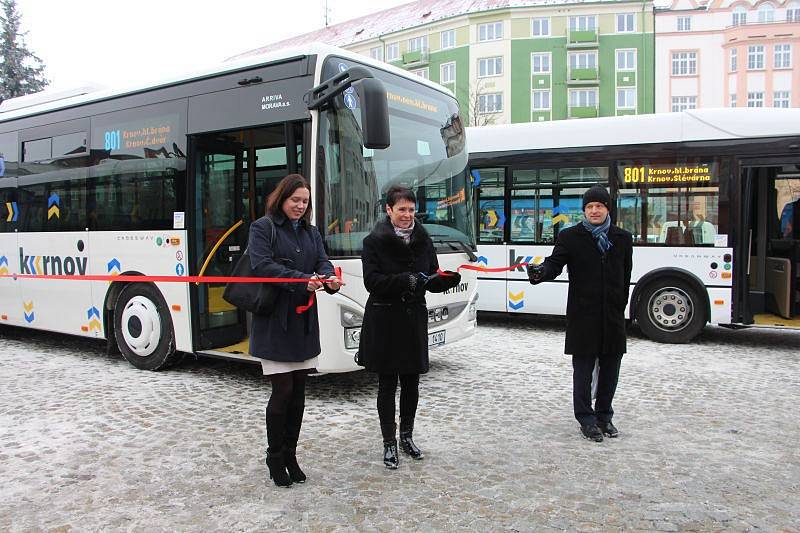 Elektrobus a dva další nízkopodlažní autobusy slavnostně předali ve středu 18. ledna představitelům vedení města zástupci společnosti Arriva Morava, která MHD v Krnově provozuje.