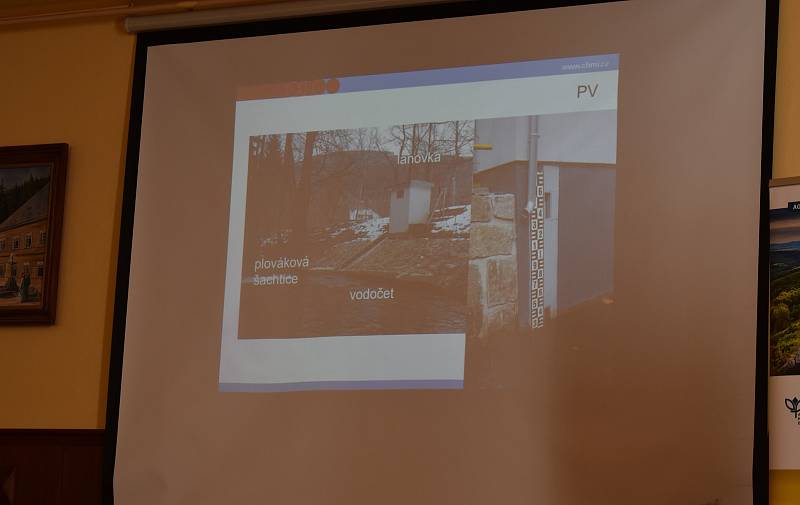 Jan Unucka, hydrometeorolog z Českého hydrometeorologického ústavu (ČHMÚ), zavítal v rámci svých přednášek také do Karlovy Studánky a  Vrbna pod Pradědem. Svou prezentaci nazval  Voda v krajině Jeseníků. Foto: Andrea martínková