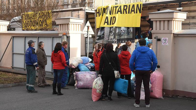 Charita Krnov vypravila společně s dalšími partnery dva kamiony s humanitární pomocí pro Ukrajinu. Do cíle ve Slavjansku by měly dorazit v sobotu.