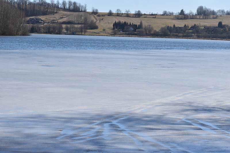 Okolí přehrady Slezská Harta, kde ústí řeka Moravice. Zátoka je ještě místy pokrytá ledem, snímek z března 2021.