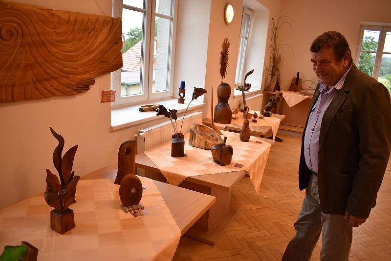 Chalupář Petr Kruk má krásný vztah ke dřevu i technické znalosti. Výsledek v červenci představí výstava Chalupářské dřevěnění ve Vysoké Bartultovicích.