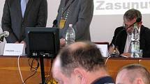 František Struška (nahoře vpravo) hovoří se svým nástupníkem ve funkci starosty Petrem Rysem, dole v pruhovaném opoziční zastupitel Ivan Hronec.