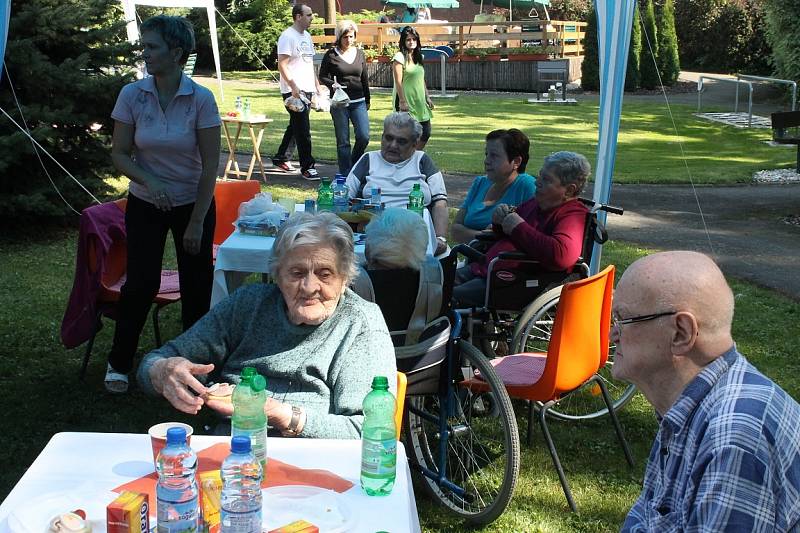 Den seniorů, který v zahradě bruntálské Pohody.