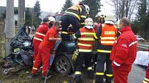 Dvě jednotky hasičů zasahovaly v úterý odpoledne v Heřmanovicích u nehody osobního automobilu Toyota RAV4. Museli vyprostit obtížně zaklíněného řidiče vozidla, které skončilo ve sloupu.