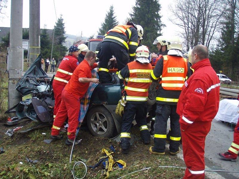 Dvě jednotky hasičů zasahovaly v úterý odpoledne v Heřmanovicích u nehody osobního automobilu Toyota RAV4. Museli vyprostit obtížně zaklíněného řidiče vozidla, které skončilo ve sloupu.