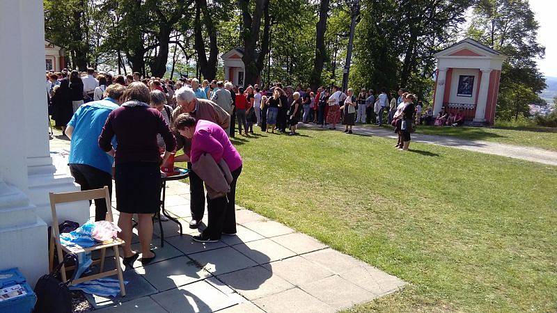 Brána milosrdenství se otevřela v poutním kostele na Cvilíně 22. května. Slavnost přilákala poutníky z celé republiky i ze zahraničí.