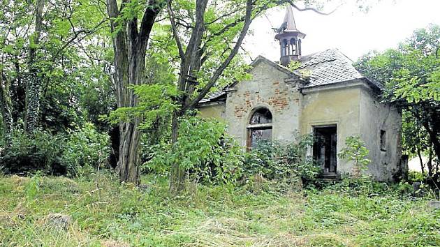 Hřbitov v Krásných Loučkách je zanedbaný, kaple je v havarijním stavu. Výstava Historické hřbitovy ukazuje, že nejde o výjimečný případ.