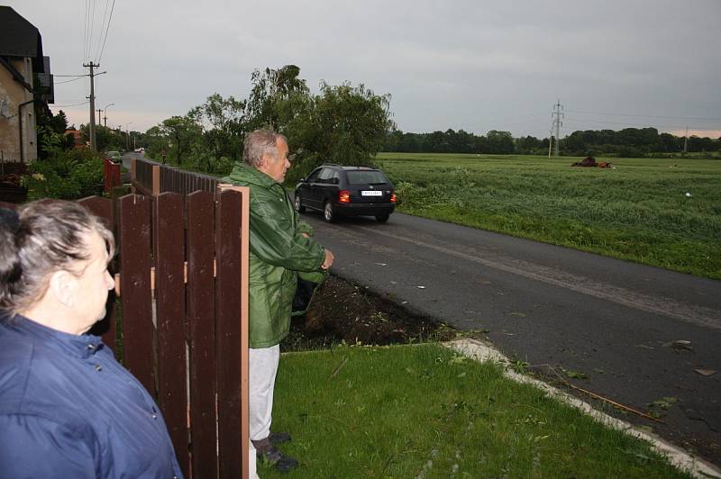 Silná bouřka, doprovázená údajně tornádem, napáchala velké škody.