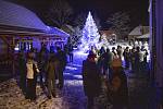 Lichnov zpíval koledy pod zasněženým a svítícím vánočním stromem.