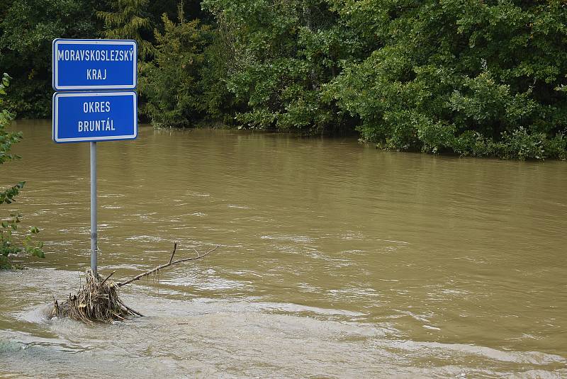 Úvalno obklopují laguny i voda z rozlité řeky Opavy. Zatímco čeští hasiči odčerpávali vodu, jejich polští kolegové si vysloužili přezdívku  rafťáci.