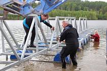Bruntálští vodní záchranáři před letní sezonou spouštěli na hladinu Slezské Harty dvě mola, jedno vlastní a druhé pro elektroloď Harta.