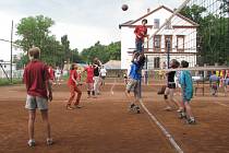 Volejbalový turnaj mládeže v Krnově se vydařil, k vidění byly také zajímavé kombinace.