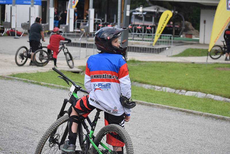 Bikepark Kopřivná v Jeseníkách pojal zahájení sezony jako zábavnou show pro celou rodinu.