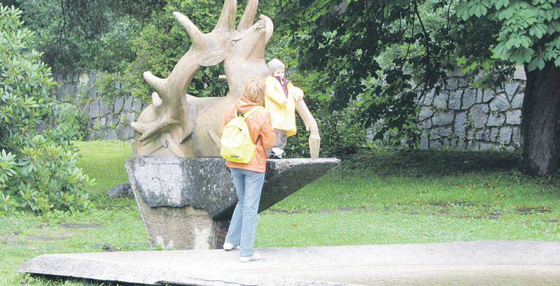 Socha jelena je známým prvkem u vodní plochy v Karlově Studánce.