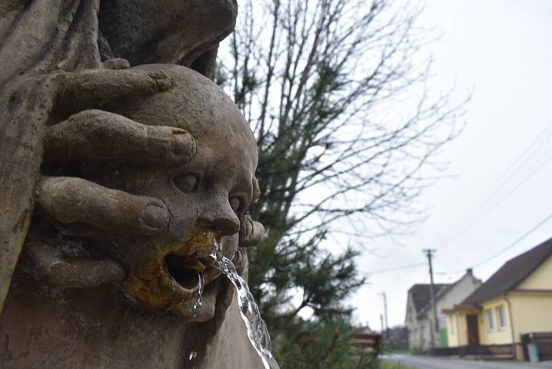 Lichnovská kyselka má tvář babičky a dítěte. Lichnovský sochař Lubomír Otisk při práci myslel na svou babičku Františku.