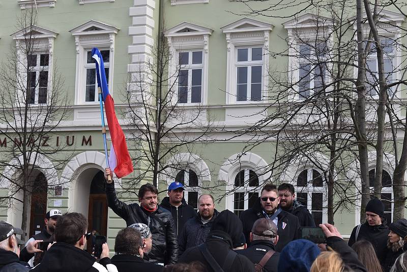 Fanoušci Lubomíra Volného si nakoupili v krnovském Albertu a pak vyrazili s lízátky na společnou procházku.