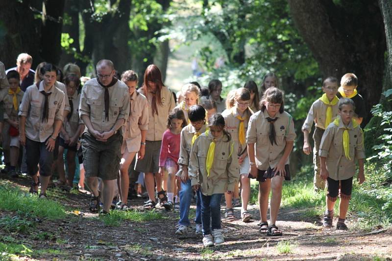 Křížovou cestou proudili na svátek svaté Anny ke stejnojmennému kostelu na Annabergu nad Andělskou Horou poutníci, aby si vyslechli mši svatou duchovního správce Marka Žukowského. 