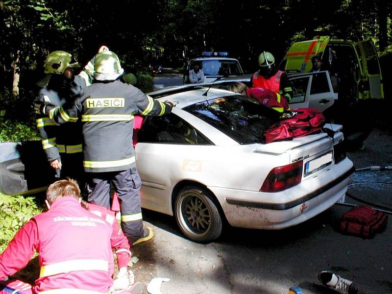 Hasiči vystříhávali dva zraněné krátce po nehodě u Karlovic z automobilu, celkem při střetu utrpělo újmu pět pasažérů ze dvou aut. 