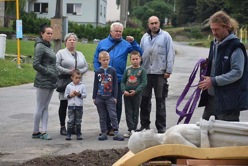 "Bezhlavý rytíř" se vrátil do Hlinky s novou hlavou. Slavnostní odhalení proběhne 18. září.