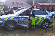 Policisté na letních táborech seznamují děti se zásadami bezpečnosti.