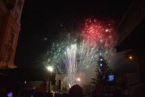 Rozsvícení vánočního stromu na krnovském náměstí provázel tichý ohňostroj, 3. prosince 2023