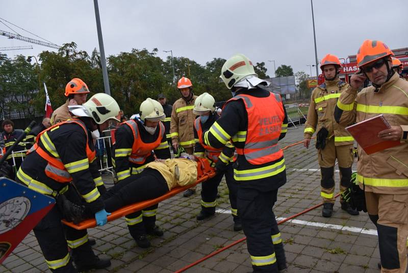 Dobrovolní hasiči z Vrbna pod Pradědem reprezentovali Moravskoslezský kraj v celorepublikové soutěži ve vyprošťování  osob z vraku auta. Foto: Andrea Martínková