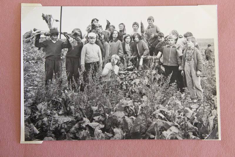 Děti z Leskovce si dokázaly najít i na poli chvíli k pobavení.  Fotografie pochází z archivu obce Leskovec nad Moravicí.