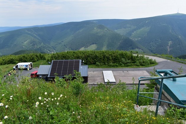 Přečerpávací elektrárna Dlouhé stráně zahájila provoz před 25 lety. Její nádrži s výhledem na Praděd se přezdívá Magické oko Jeseníků. Od července 2021 už zase láká turisty na exkurze.