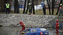 V centru Krnova se hasiči a policisté prali s autem, které si plulo prostředkem řeky Opavy.