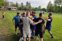 Fotbalisté Krnova vyhráli sobotní duel 24. kola krajského přeboru v Petřvaldě na Moravě 3:1 a 
čtyři zápasy před koncem soutěže si zajistili postup do divize. Před druhou Břidličnou mají v tabulce náskok 15 bodů.
