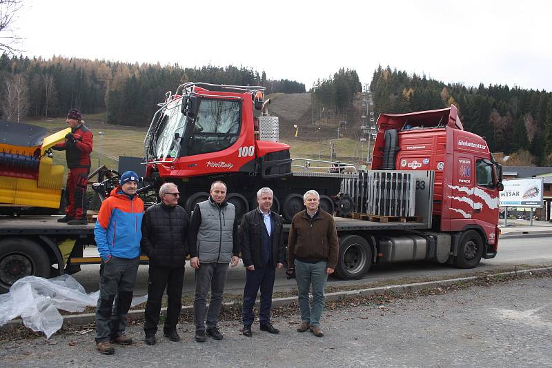 NOVÁ ROLBA za víc než čtyři miliony bude sloužit obci Malá Morávka k údržbě osmdesáti kilometrů běžeckých tras v Jeseníkách.