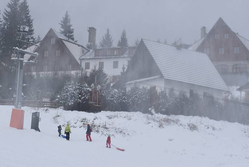 Vlekaři v Jeseníkách stále zasněžují  a příroda jim pomáhá. Ski areál Kopřivná v Malé Morávce zahájí zimní sezonu v pátek 10.12. v 18 hodin večerním lyžováním.