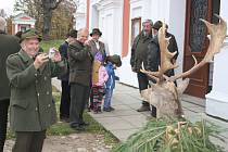 V krnovském poutním chrámu na Cvilíně Svatohubertskou mši provázel koncert trubačů Lesní správy Jeseník a zpěv krnovského chrámového sboru sv. Martina. Kromě troubení na lesnice provázely mysliveckou pouť na Cvilíně také další specifické tradice. Bohosluž