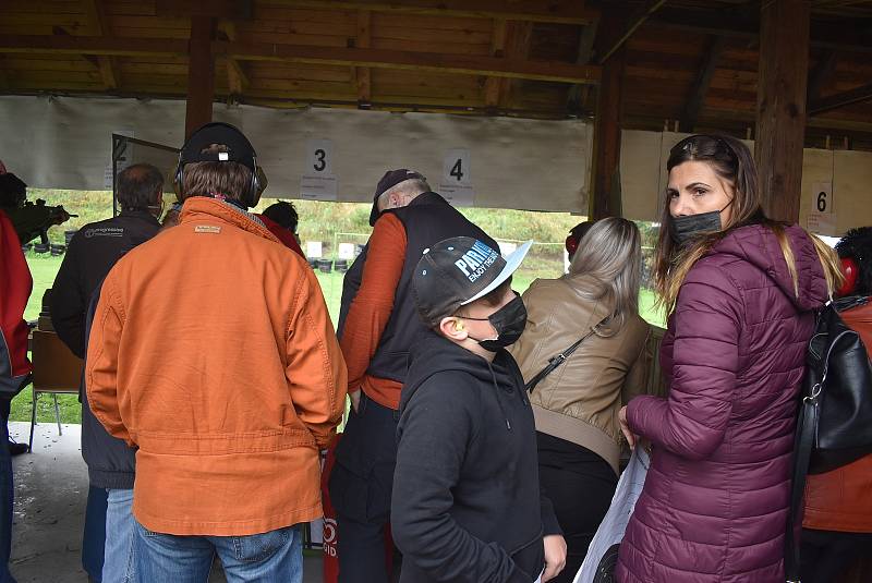 Česká zbrojovka si pro krnovskou střelnici tentokrát připravila kolekci třiceti sportovních, armádních, loveckých a osobních zbraní, jakou hned tak někde pohromadě neuvidíte.