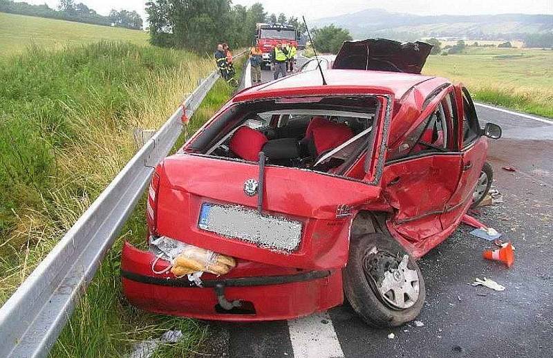 K nejnebezpečnějším silničním úsekům na Krnovsku patří takzvané linhartovské zatáčky. Snímek z jedné z nehod zde v uplynulých letech.