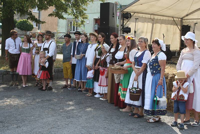 Dříve jsme byli zvyklí jezdit na dožínkové slavnosti do Polska. Nejdřív se tato tradice vrátila do Slezských Rudoltic. Rudoltické dožínky si našly řadu příznivců a dnes už patří k nejvýznamnějším událostem roku.