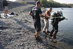 Společného cvičení policejních a báňských potápěčů u zatopeného lomu Šifr u Svobodných Heřmanic.