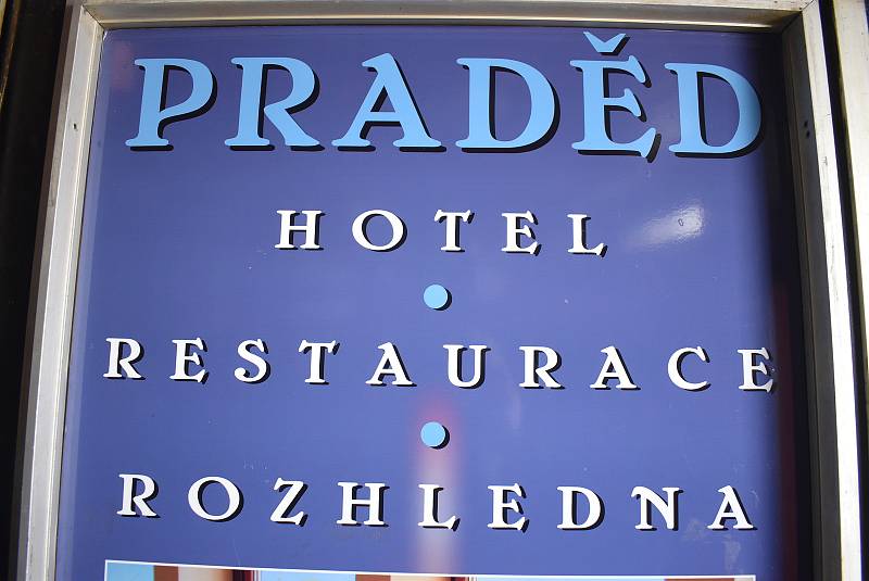 Vysílač na vrcholu Pradědu slouží nejen k šíření televizního signálu, ale také jako nejvýše položená restaurace, hotel a ubytovna v České republice.
