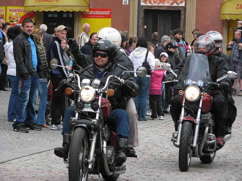 První máj v Bruntále prožili lidé na zaplněném náměstí Míru. Sjeli se sem motorkáři.