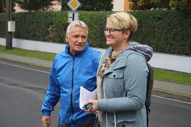 Sraz účastníků pochodu po obnovené cestě byl před kostelem v Branticích.