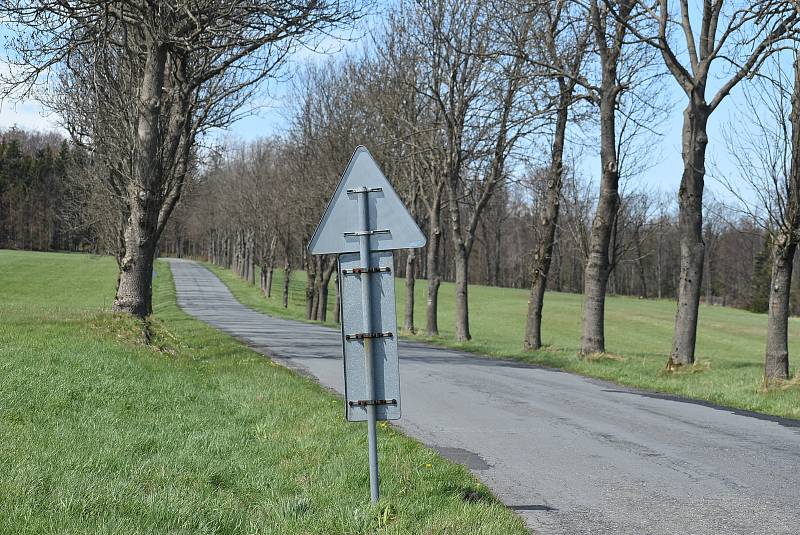 Z nádraží Dětřichov nad Bystřicí leží chtěly spolky vybudovat turistickou a cyklistickou základnu. Pro stát je ale prioritou parkoviště co nejblíž u kolejí. Demolice historického nádraží z roku 1872  právě začíná.